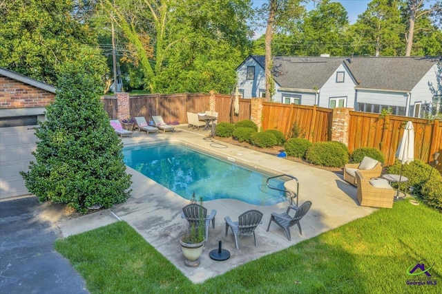 709 Evergreen St, Perry, GA 31069 - view of pool featuring a patio area and a fenced backyard