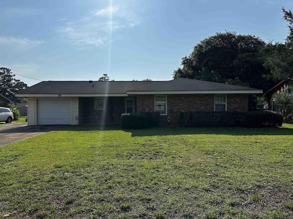 108 Virginia Dr, Warner Robins, GA 31093 - single story home with asphalt driveway, an attached garage, and a front yard