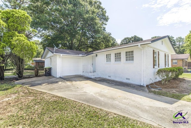 804 Arrowhead Trl, Warner Robins, GA 31088 - single story home with crawl space, brick siding, a garage, and driveway