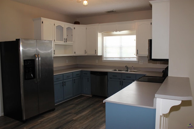 125 Buckskin Trl, Byron, GA 31008 - kitchen featuring stainless steel appliances, dark wood finished floors, a peninsula, and white cabinets