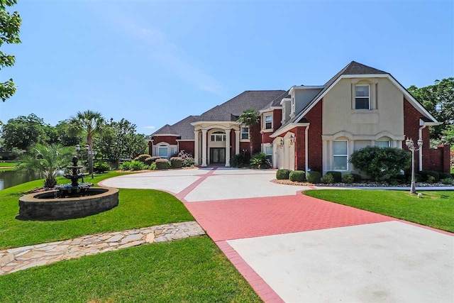 view of front of house featuring a front lawn