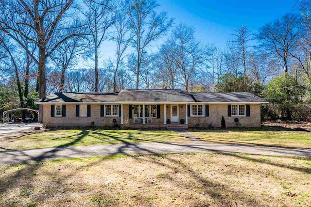 single story home with a front lawn