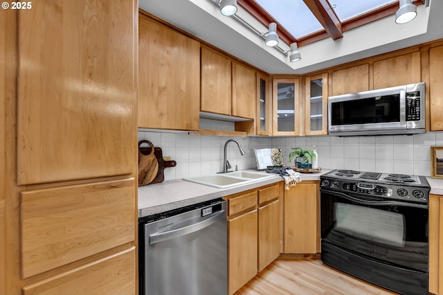 602 SE 130th Ct, Vancouver, WA 98683 - kitchen featuring appliances with stainless steel finishes, a sink, a skylight, and light countertops
