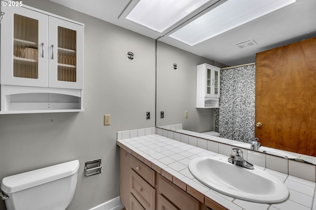 602 SE 130th Ct, Vancouver, WA 98683 - bathroom featuring toilet, vanity, a shower with curtain, and baseboards