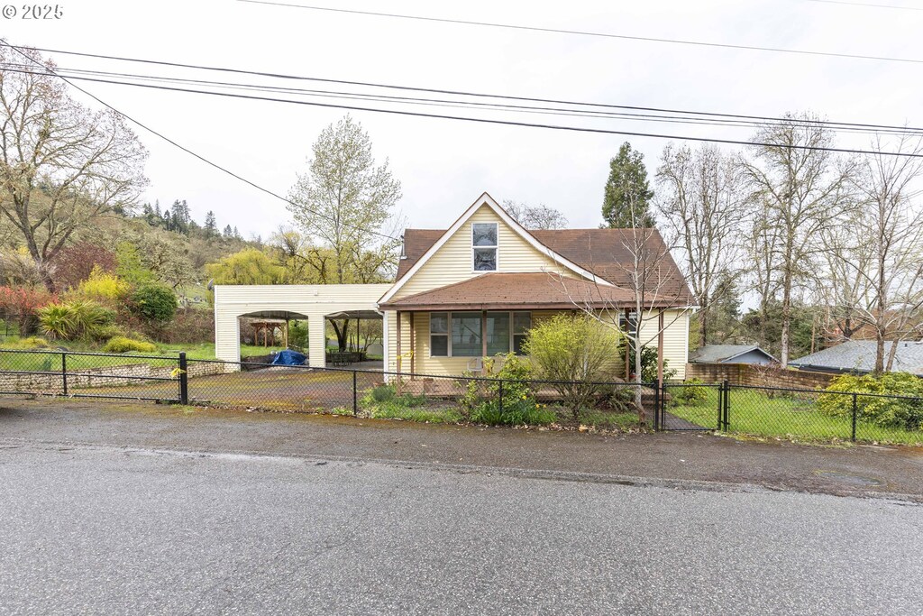 430 SE Leland St, Roseburg, OR 97470 - view of front facade with a gate and a fenced front yard
