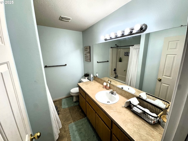 bathroom featuring a textured ceiling, curtained shower, toilet, vanity, and baseboards