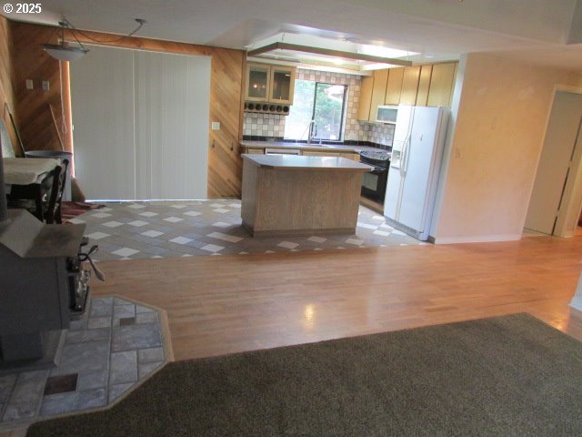 10285 S Rosewood Way, Molalla, OR 97038 - kitchen featuring white appliances, a center island, open floor plan, light wood finished floors, and decorative backsplash