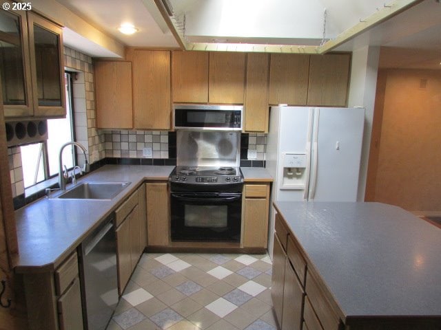 10285 S Rosewood Way, Molalla, OR 97038 - kitchen featuring stainless steel appliances, decorative backsplash, and light tile patterned floors
