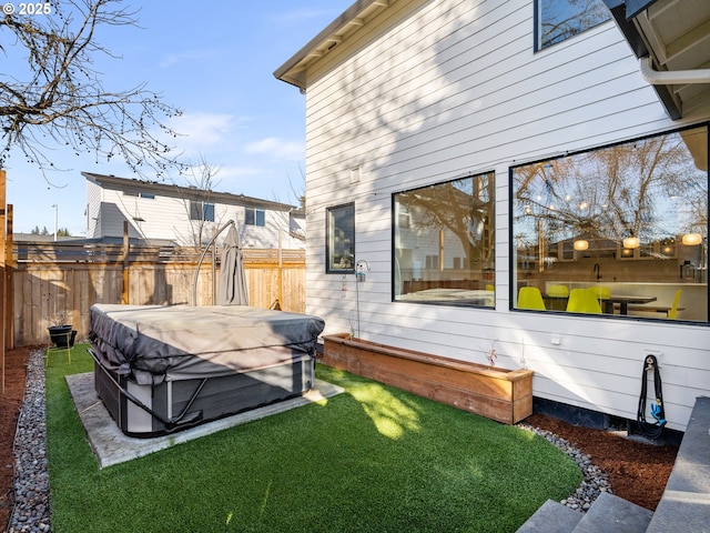 view of yard featuring a hot tub