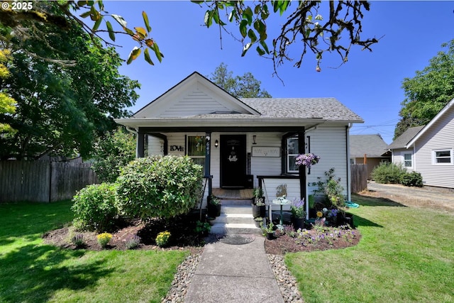 bungalow featuring a front lawn