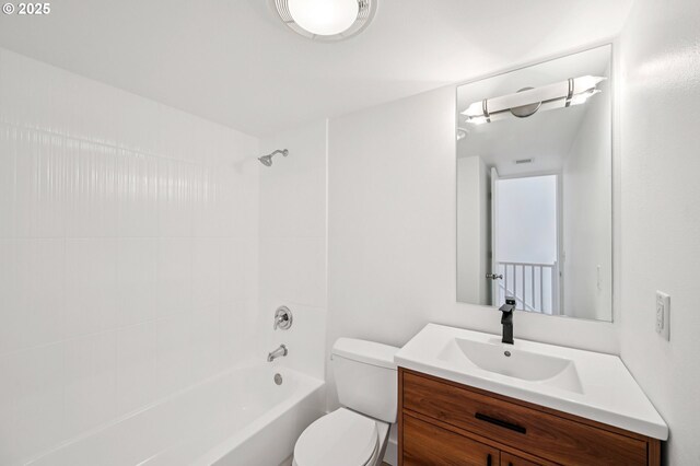 668 Mcvey Ave Unit 83, Lake Oswego, OR 97034 - bathroom with vanity and washtub / shower combination