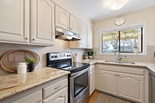 kitchen featuring backsplash, under cabinet range hood, stainless steel electric range oven, ornamental molding, and a sink