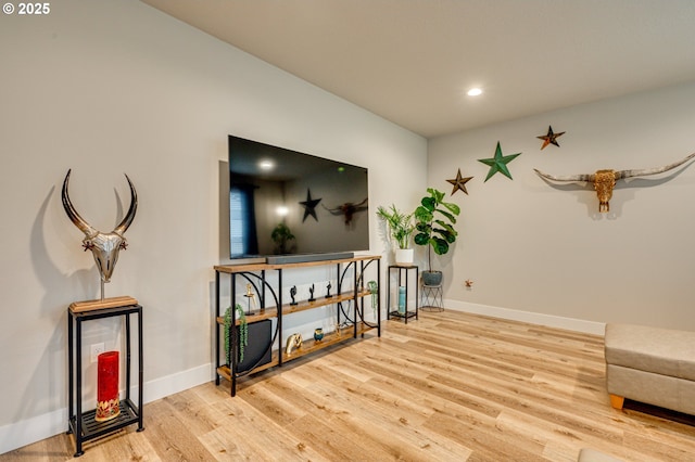 sitting room featuring recessed lighting, wood finished floors, and baseboards