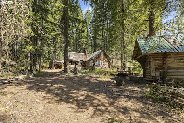 view of yard featuring a forest view