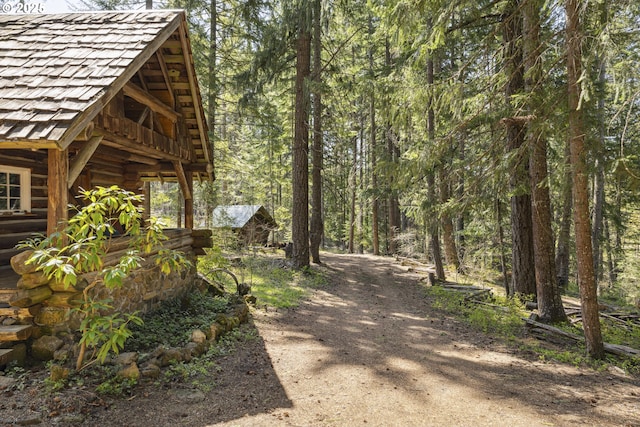 view of yard featuring a forest view