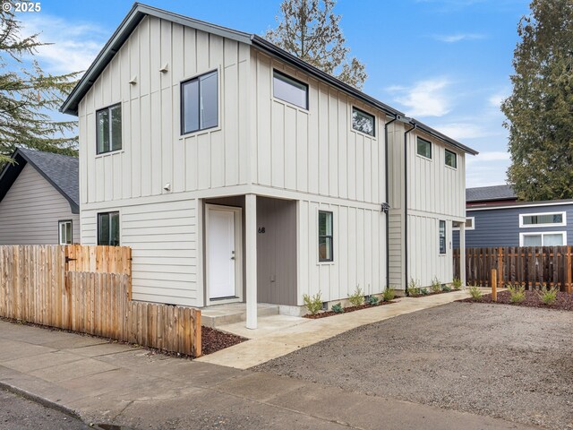 view of modern farmhouse style home