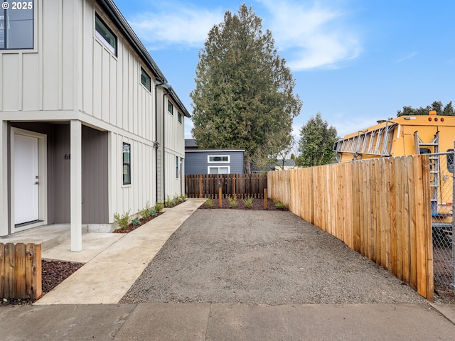 view of yard featuring a patio area