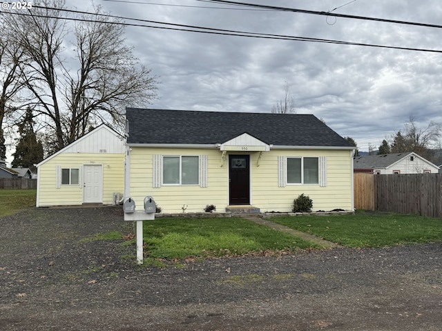 view of front facade with a front yard