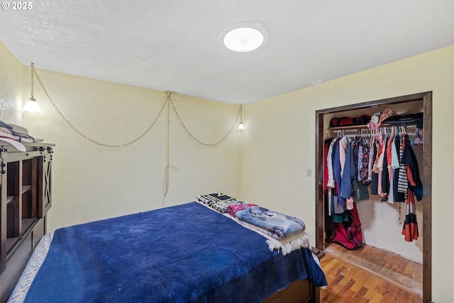 1366 Lakeshore Dr, Coos Bay, OR 97420 - bedroom with wood finished floors and a closet