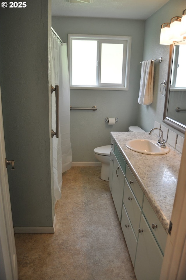 25821 Jeans Rd, Veneta, OR 97487 - full bath with vanity, baseboards, a shower with curtain, and toilet