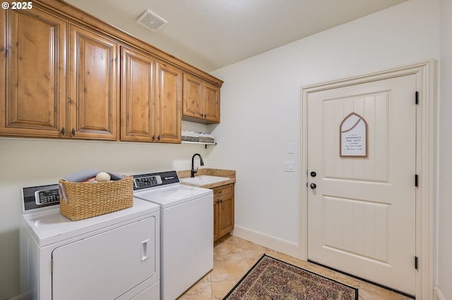 laundry room with cabinet space, visible vents, a sink, independent washer and dryer, and baseboards