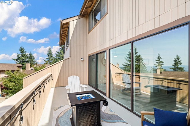 607 Montara Way, Eugene, OR 97405 - balcony with a fire pit