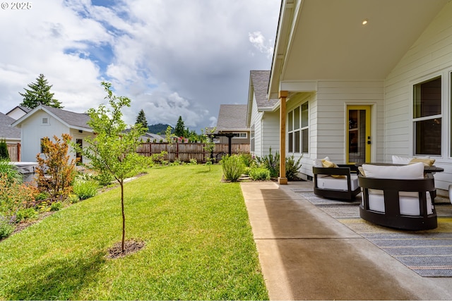 view of yard featuring a patio area