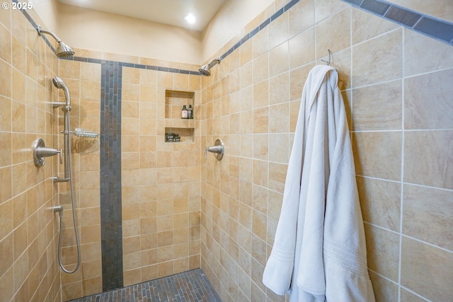 full bath featuring a tile shower and recessed lighting