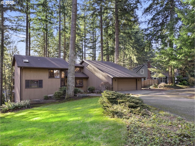 view of front facade featuring a garage and a front yard