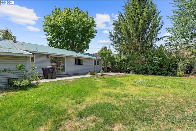 1220 Baker St, Baker City, OR 97814 - view of green lawn featuring a patio
