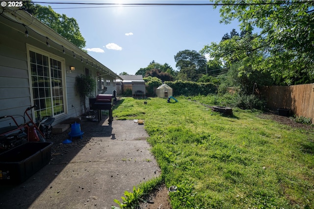 view of yard featuring a patio