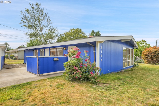6255 SW Mad Hatter Ln, Beaverton, OR 97008 - mid-century home featuring a front yard