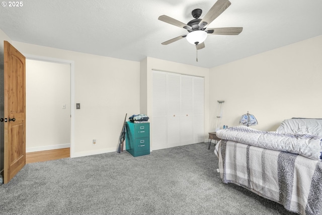 bedroom featuring carpet floors, a ceiling fan, baseboards, and a closet