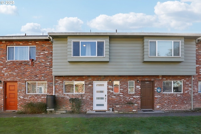 view of front of home with a front lawn