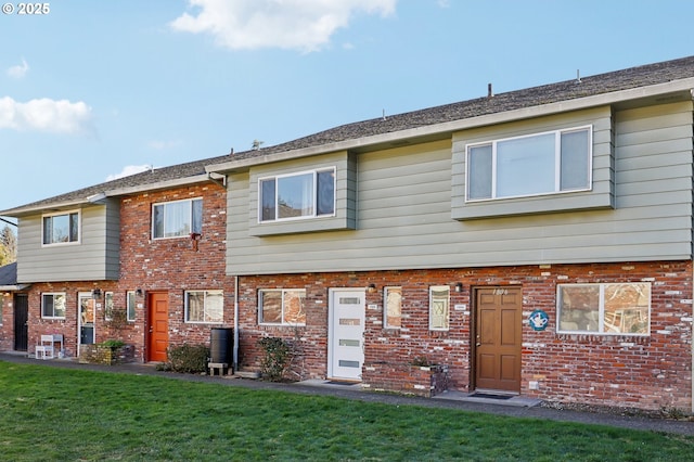 view of front of property featuring a front lawn