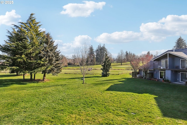 view of yard featuring a rural view