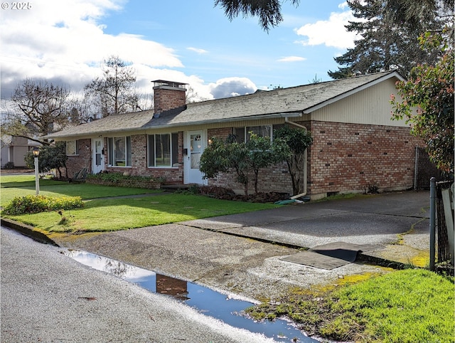 ranch-style house featuring a front yard