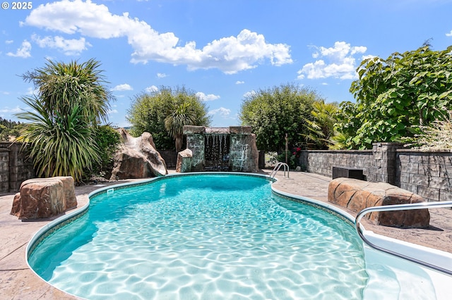 1025 Echo Dr, Roseburg, OR 97470 - view of swimming pool featuring a fenced backyard