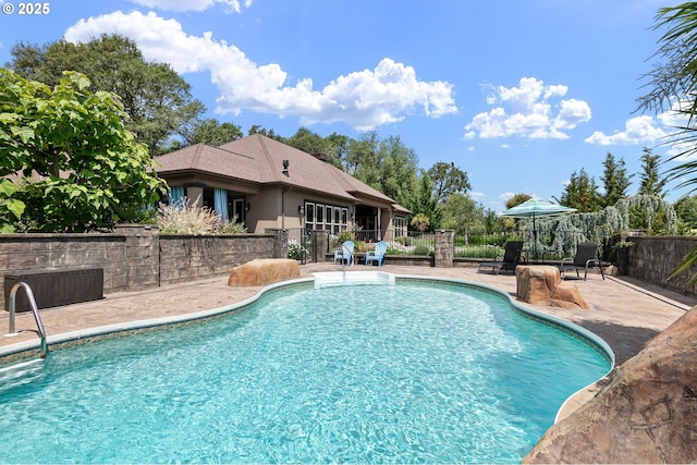 1025 Echo Dr, Roseburg, OR 97470 - view of pool featuring a patio area