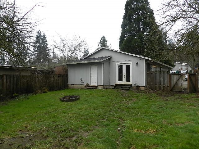 back of house featuring a yard