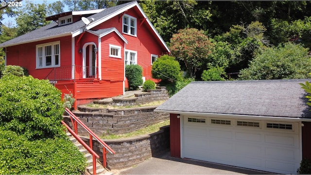 560 N 10th St, Coos Bay, OR 97420 - view of front of property with an outbuilding, a detached garage, and roof with shingles