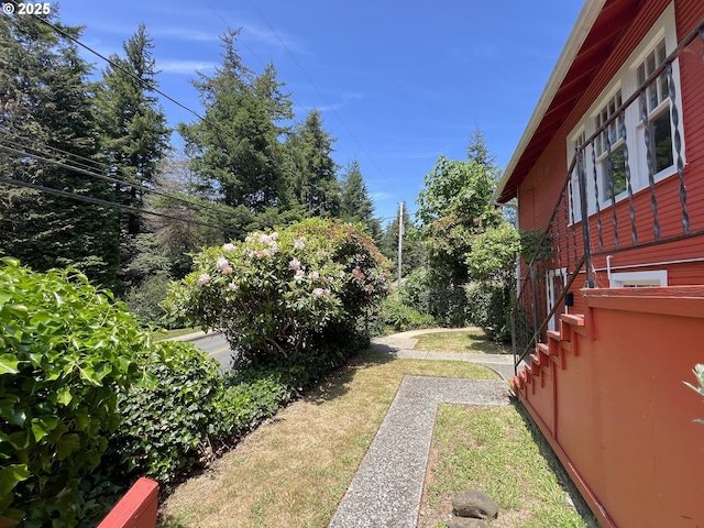 560 N 10th St, Coos Bay, OR 97420 - view of green lawn