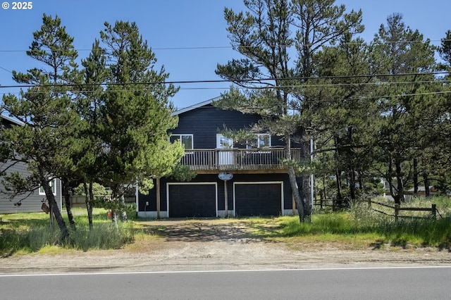 view of front of house with an attached garage and dirt driveway