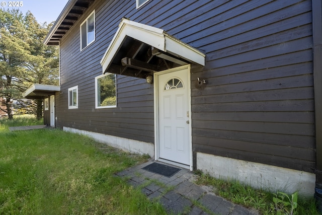 entrance to property featuring a yard