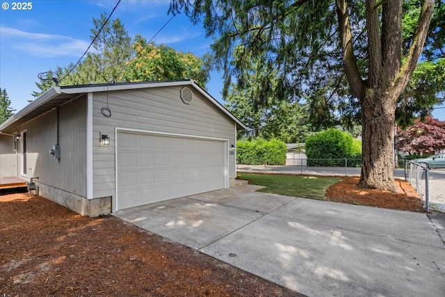 7995 SE Roslyn St, Milwaukie, OR 97222 - view of detached garage