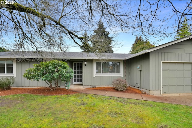 view of front facade with a garage and a front yard