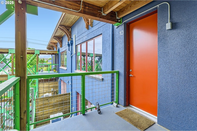 325 NE Graham St Unit 10, Portland, OR 97212 - entrance to property featuring stucco siding and a balcony