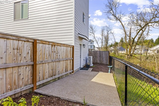 1466 N Steiwer Ln, Newberg, OR 97132 - view of side of home featuring a patio area, a fenced backyard, and cooling unit