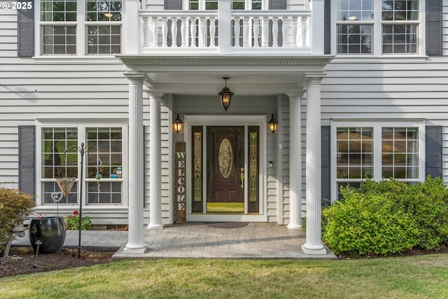 property entrance featuring a balcony