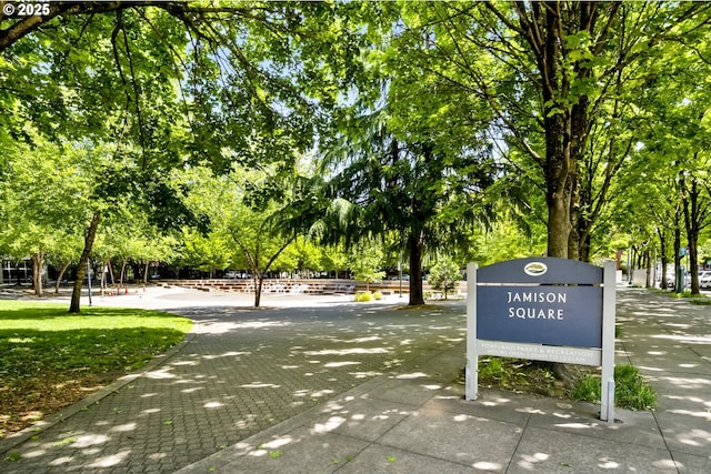 view of property's community featuring view of scattered trees